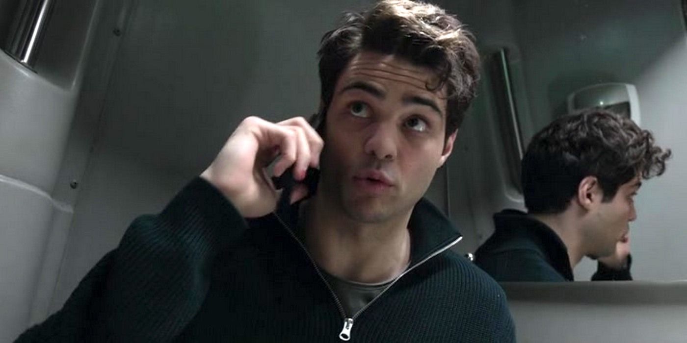 Noah Centineo em The Recruit ao telefone.