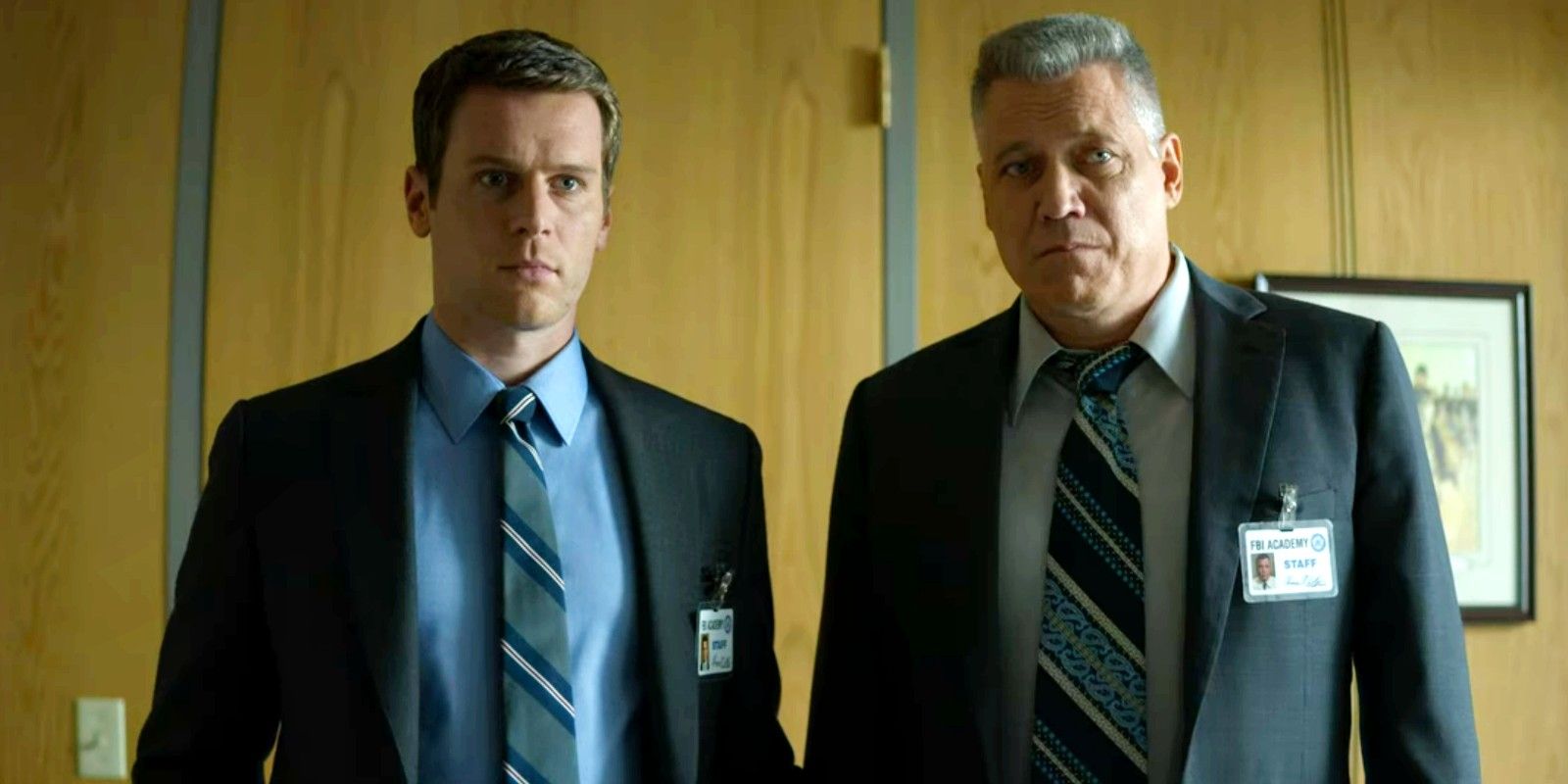 Holden e Bill tendo uma reunião com o líder do FBI na 2ª temporada de Mindhunter
