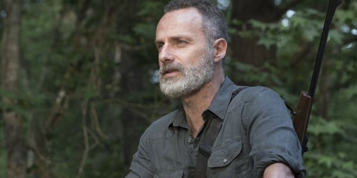 Un'immagine di Andrew Lincoln nei panni di Rick Grimes che guarda qualcosa nel bosco in The Walking Dead