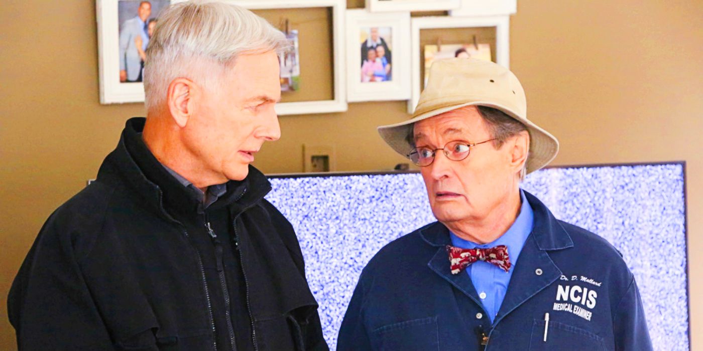 Gibbs and Ducky talking in front of a TV showing nothing but static in NCIS