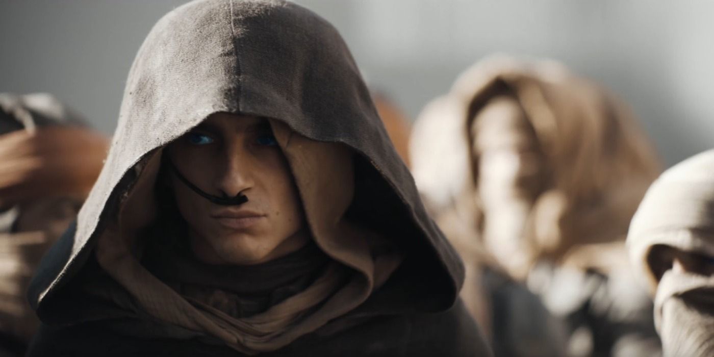 Timothee Chalamet como Paul Atreides cercado por seu Fedaykin em Dune 2