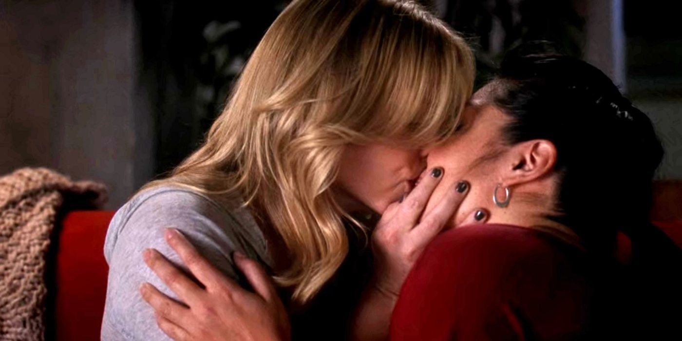 Callie and Arizona kiss in Grey's Anatomy season 6.