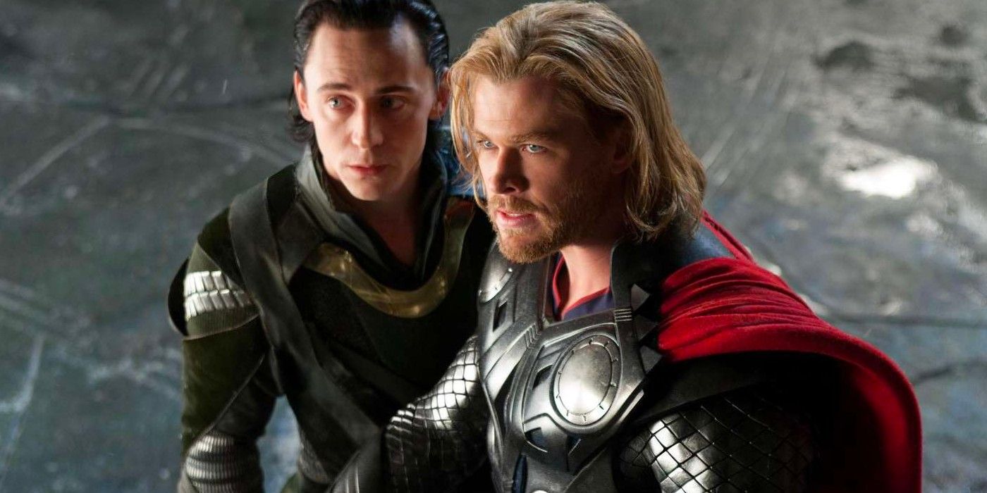 Thor (Chris Hemsworth) e Loki (Tom Hiddleston) ficam próximos um do outro em Thor