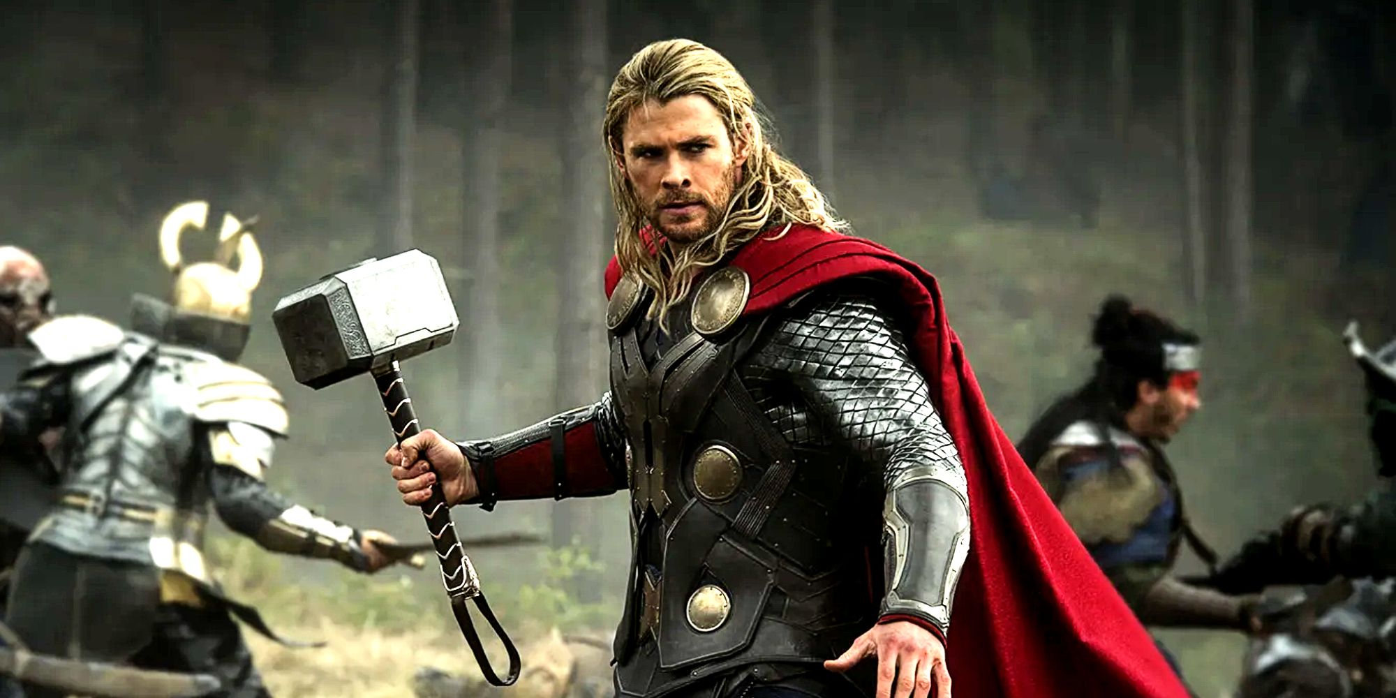 Chris Hemsworth em Thor The Dark World empunhando Mjonir e vestindo armadura Asgardiana