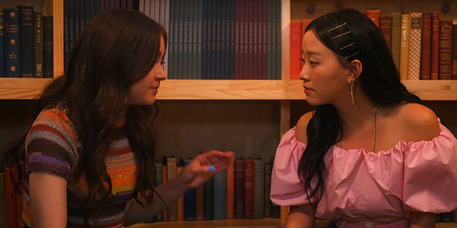 Kitty and Yuri talk in the library in XO, Kitty.