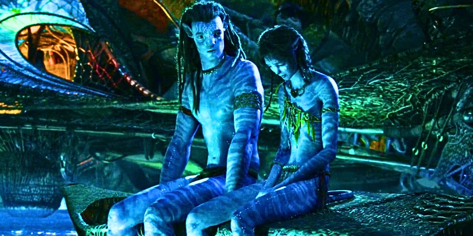Jake and Kiri sitting by the water looking sad in Avatar: The Way of Water
