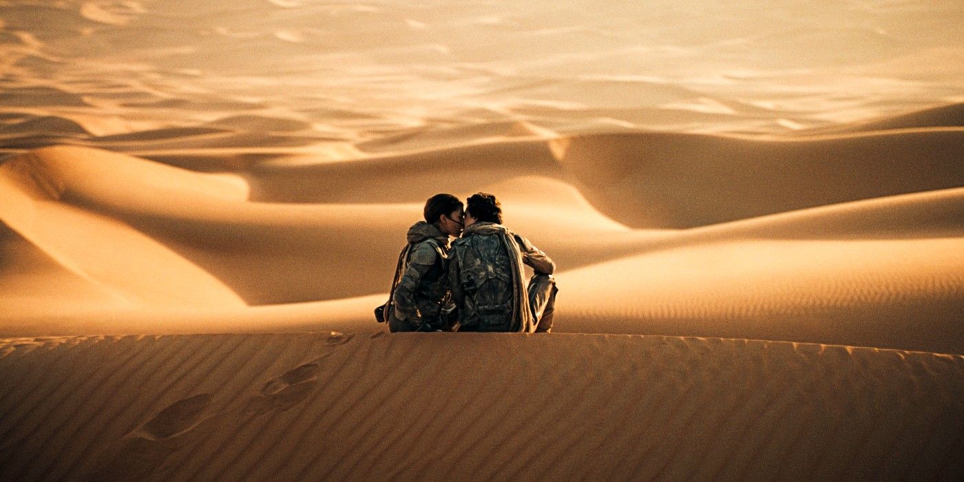 Paul e Chani se beijam no topo de uma duna de areia na Duna 2