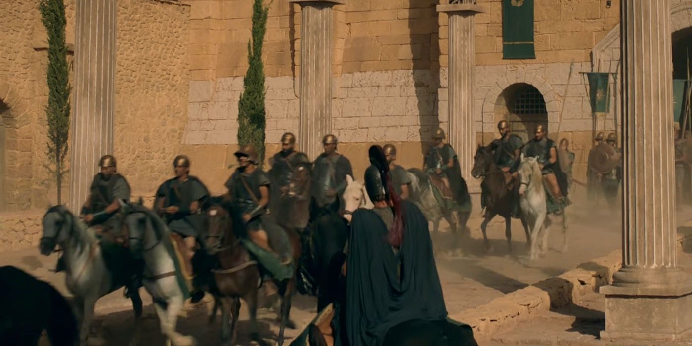 Alexandre observando suas tropas cavalgarem em Alexandre: a criação de um Deus.